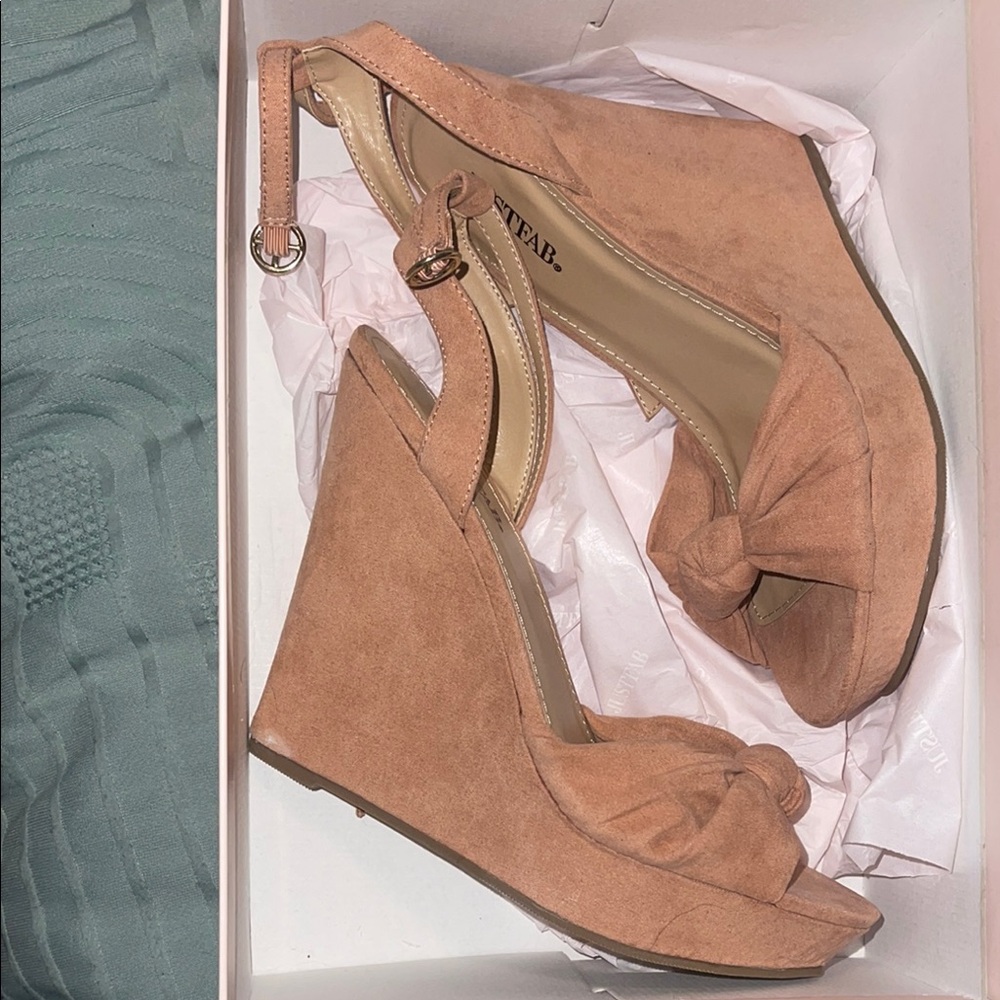 Elegant Tan Wedge Sandals